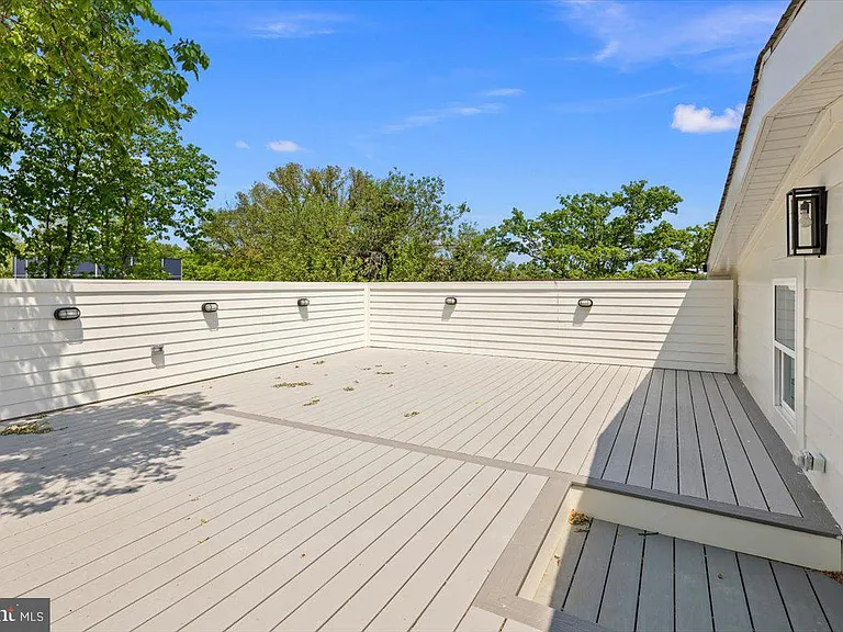 2902 Vista St NE — Photo 68