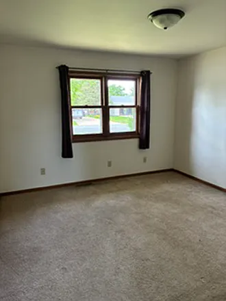 2549 Suburban St — Photo 7