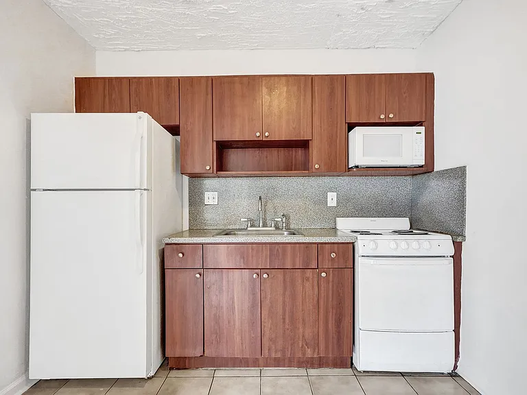 2525 Superior St — Photo 2
