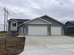 5417 Hendrickson Dr, Bismarck, ND 58504