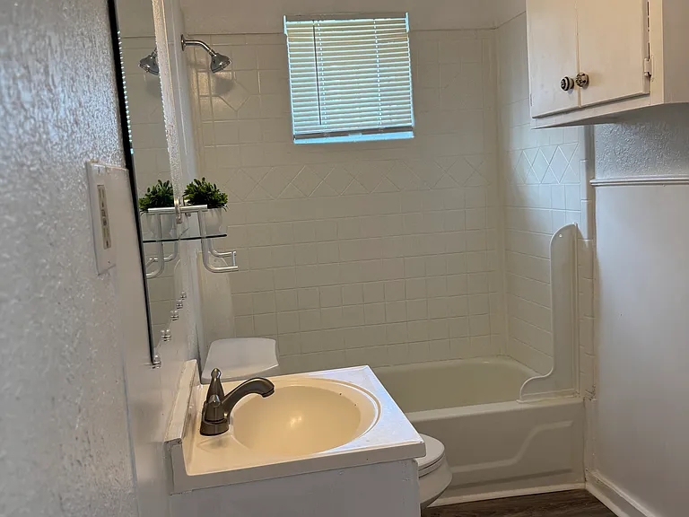 1115 Elgin St — Photo 7