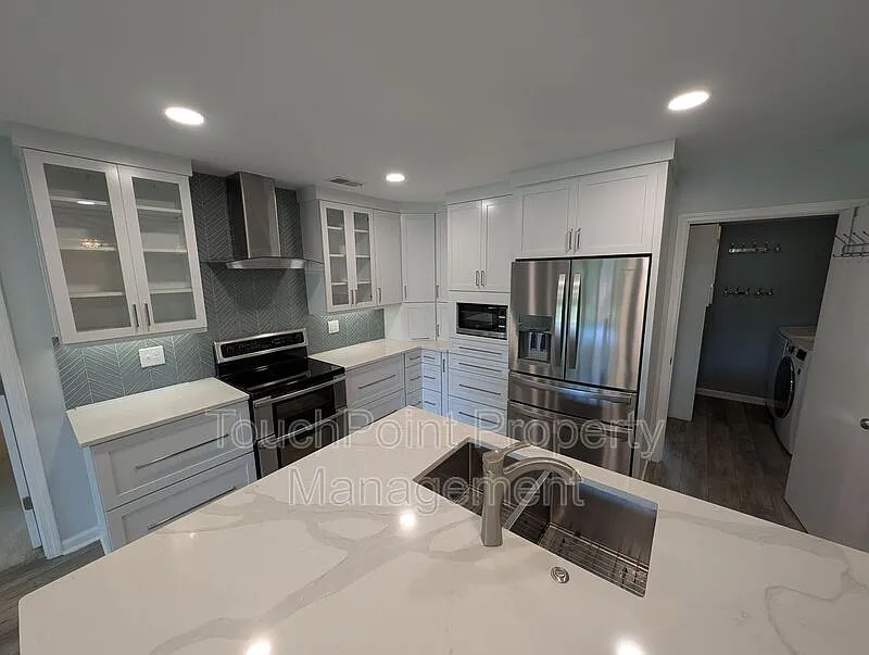 4 bed, 2.0 bath, 2100 sqft, $2,700 — Photo 3