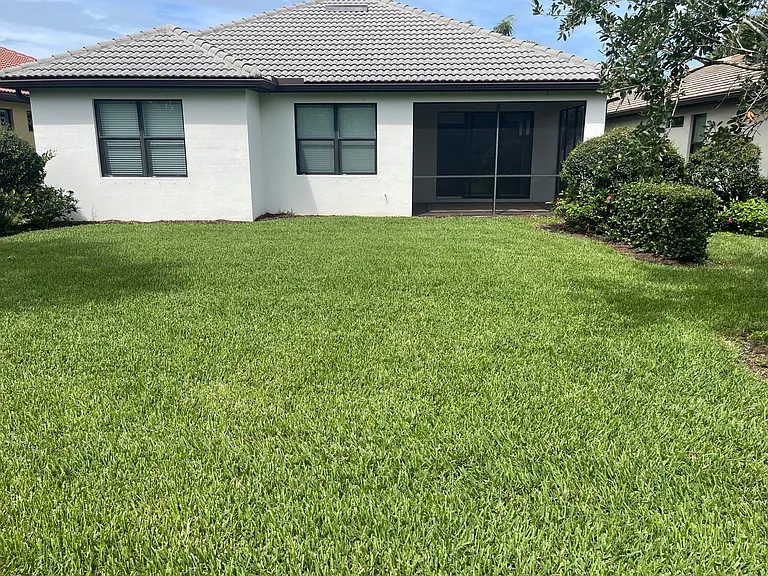 540 SE Monet Dr — Photo 17