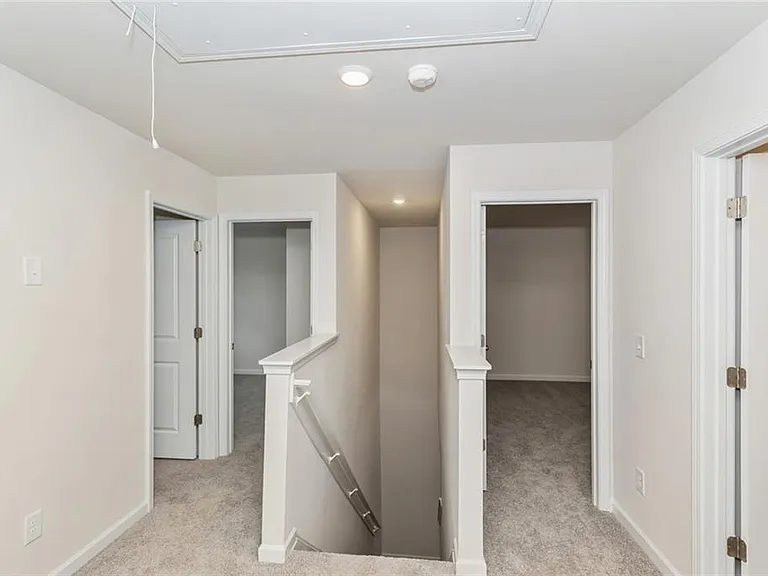 668 Mackenzie Cv — Photo 28