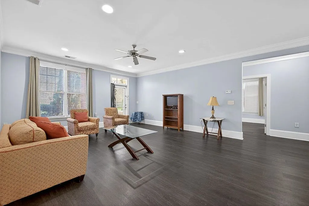 1 bed, 1.5 bath, 1040 sqft, $1,300 — Photo 1
