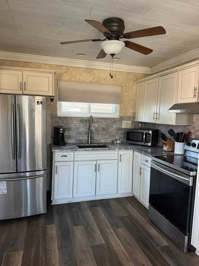"Charming Home for Rent on the River in Scenic Clifton Tranquil Living Awaits!" — Photo 1