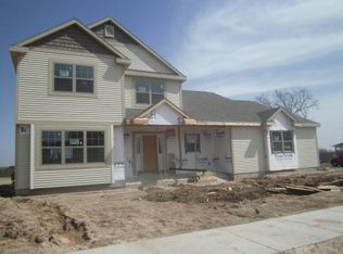 646 Greystone Dr, Port Washington, WI 53074