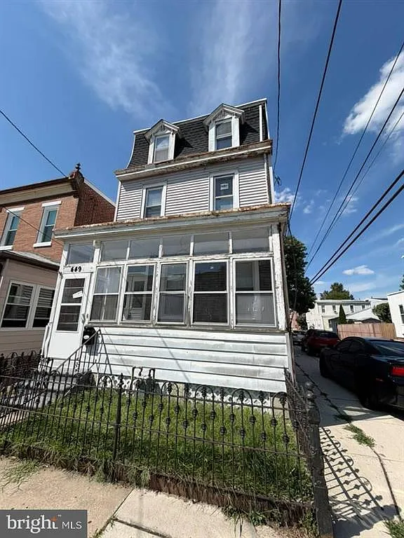 5 bed, 1.5 bath, 2454 sqft, $3,000 — Photo 1