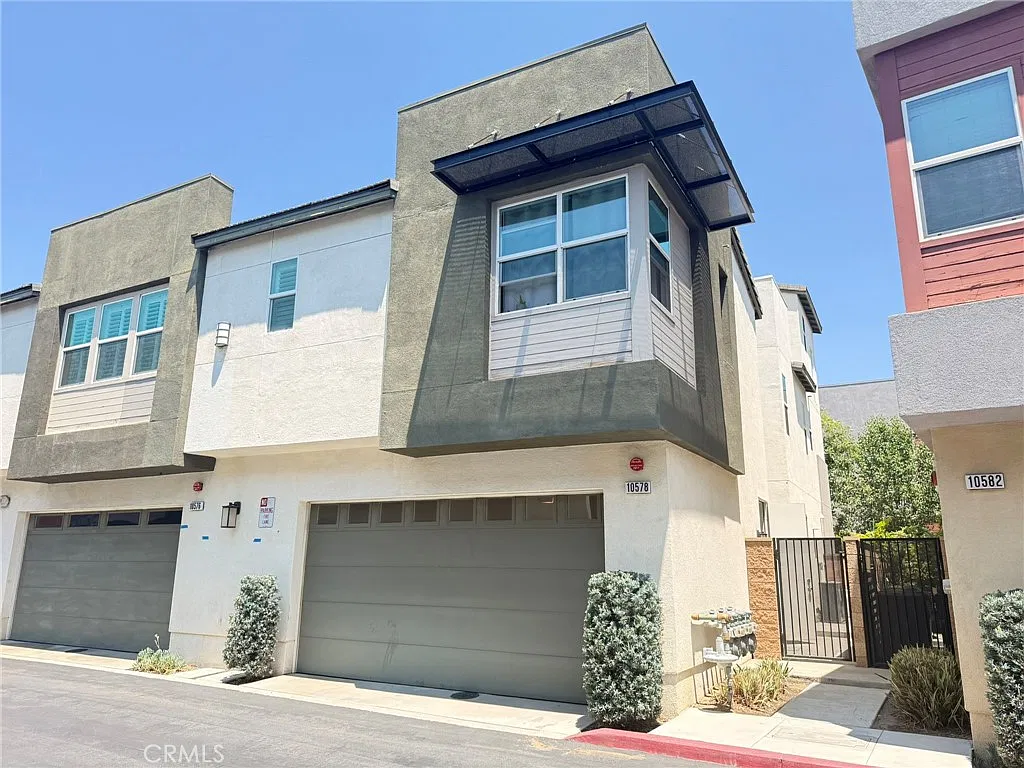 4 bed, 2.5 bath, 1932 sqft, $3,700 — Photo 1