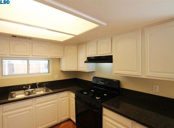 5th image of 1345 Maxwell Dr