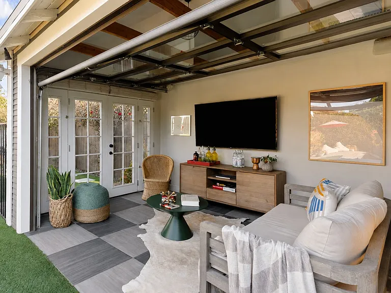 1087 S Plymouth Blvd — Photo 36