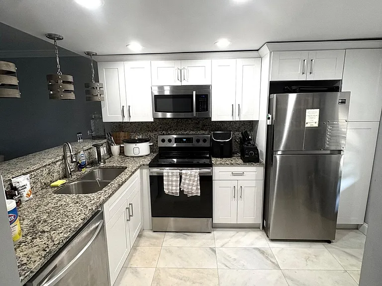 605 Oaks Dr #304 — Photo 1