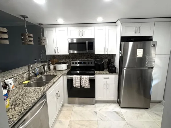 605 Oaks Drive #304, Pompano Beach, FL 33069