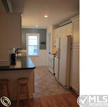 362 Riviera Ter Kitchen 2.jpg