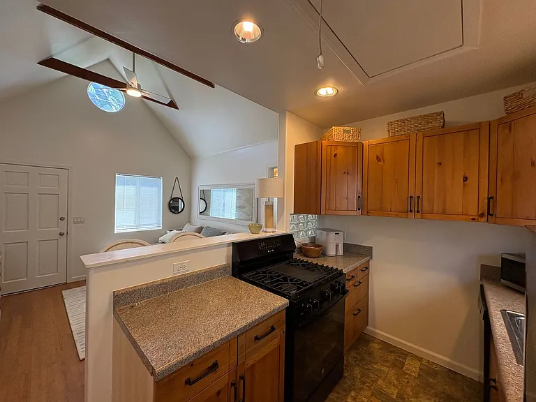 215-221 Lolita St — Photo 6