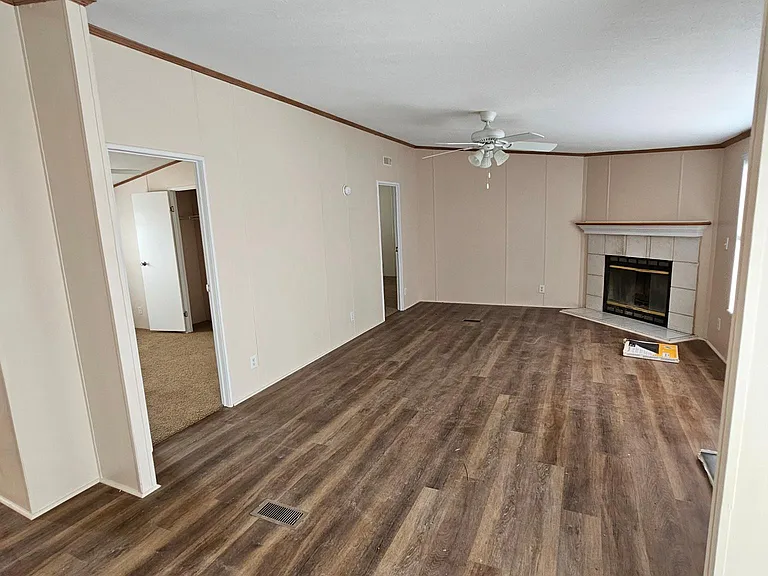 100 Johnston Dr — Photo 2