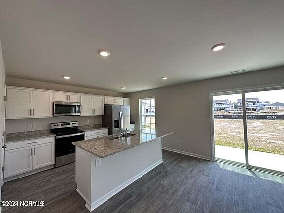 3rd image of 3221 Carr Dr