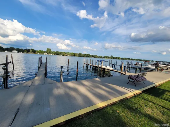 2419 Riverside Dr APT 202, Trenton, MI 48183