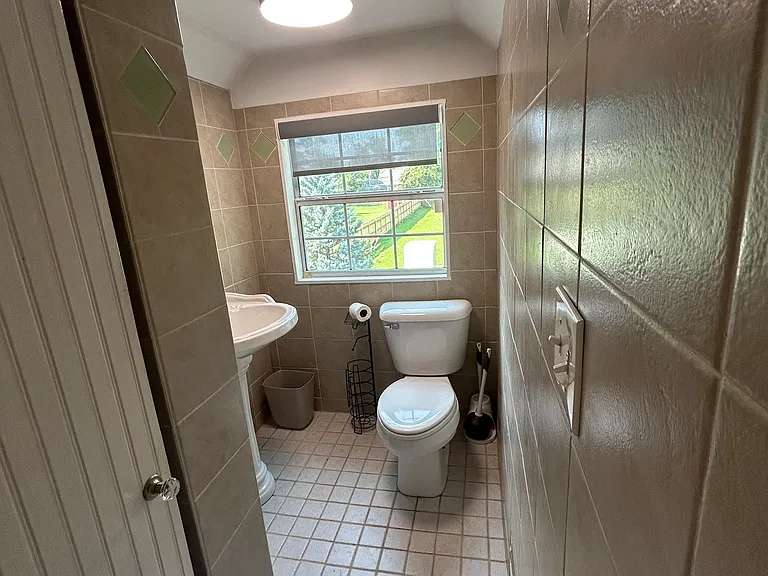 1011 Calvert St — Photo 14