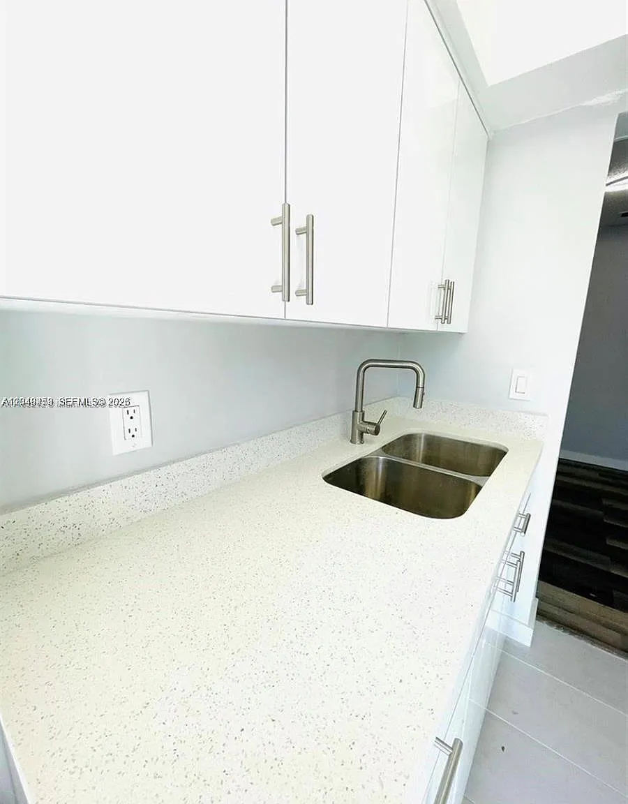 Town & Country Apts Condo — Photo 3