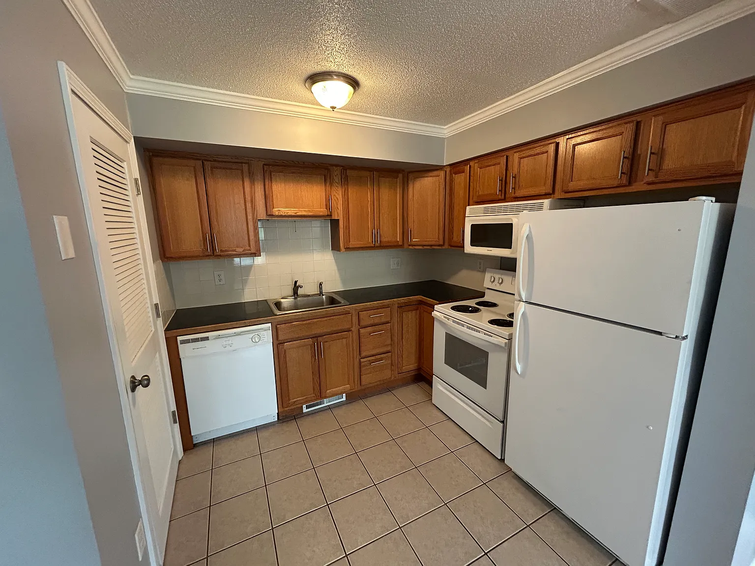2 bed, 1056 sqft, $1,325 — Photo 4