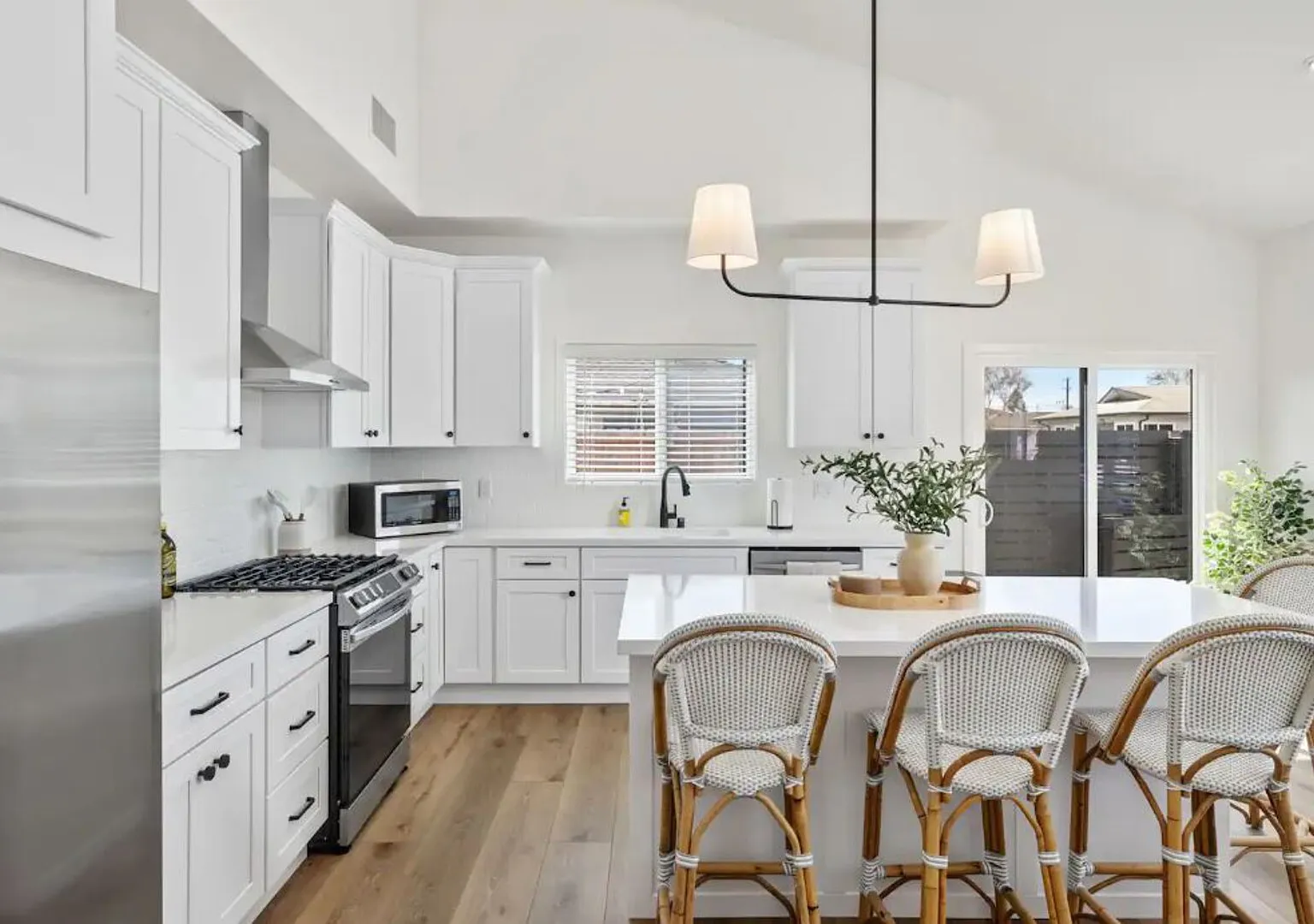 Coastal Modern 3 Bed 2 Bath Home & Pet Friendly — Photo 2