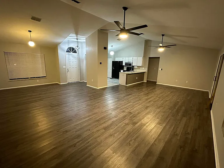 7393 Landmark Dr — Photo 3
