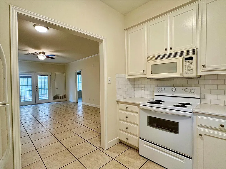 2100 San Gabriel St #104 — Photo 4