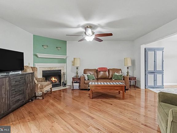 5th image of 226 W Locust St