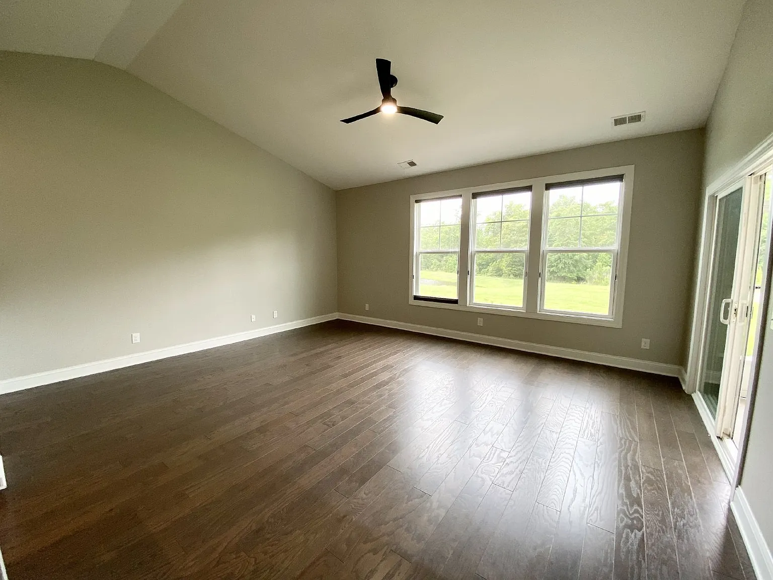 3 bed, 3.0 bath, 1806 sqft, $2,595 — Photo 2