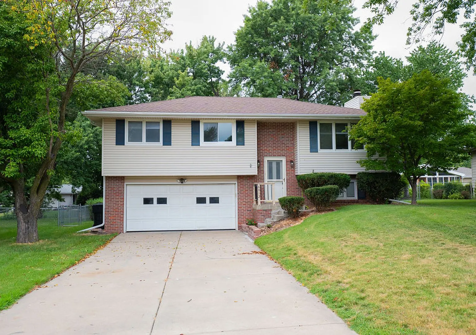 Large Fenced in backyard in Colonial Hills — Photo 1