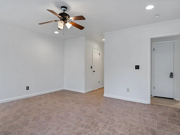 8105 NW 114th St — Photo 15