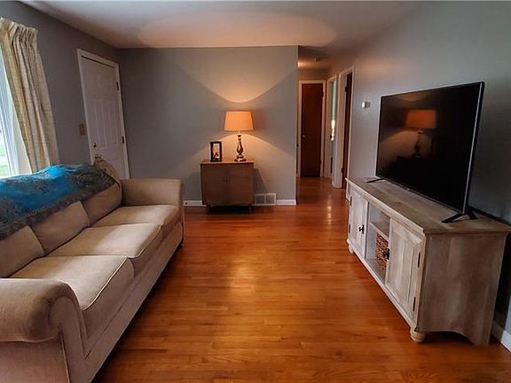 5th image of 403 Midwood Dr