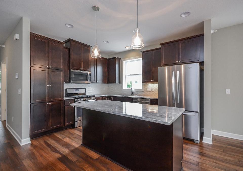 1st image of 638 Lovell Ave