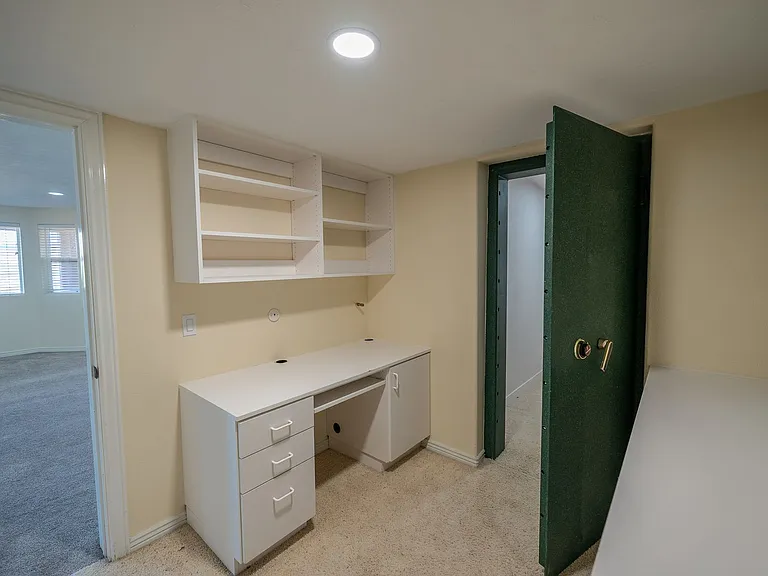 2541 W Spilsbury Ct — Photo 46
