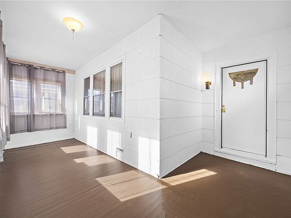 5th image of 35 Woodlawn St