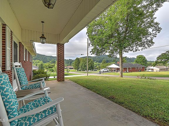 5th image of 204 Cowan Dr