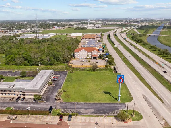 1000 Highway 332, Clute, TX 77531