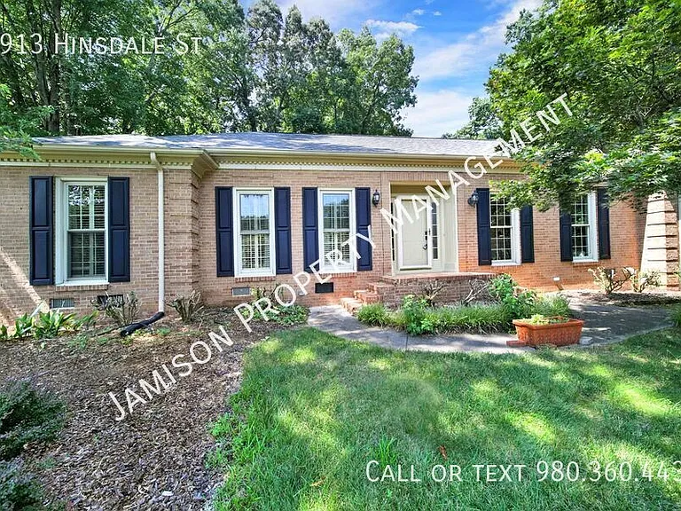 2913 Hinsdale St — Photo 1