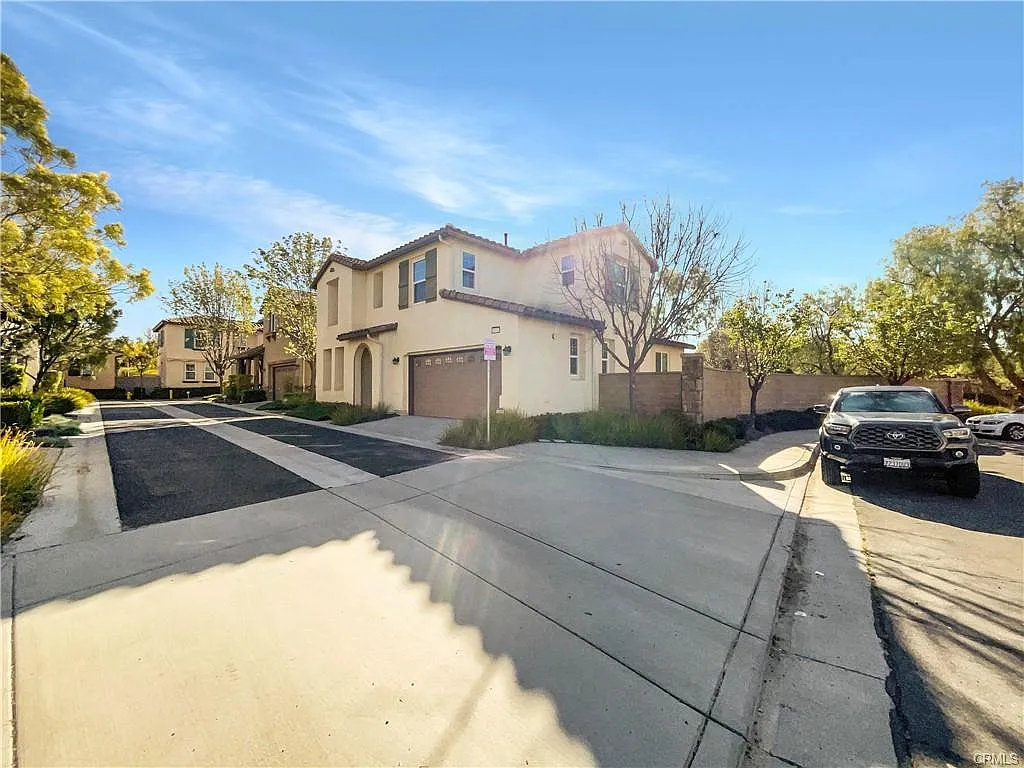 5 bed, 2174 sqft, $3,700 — Photo 2