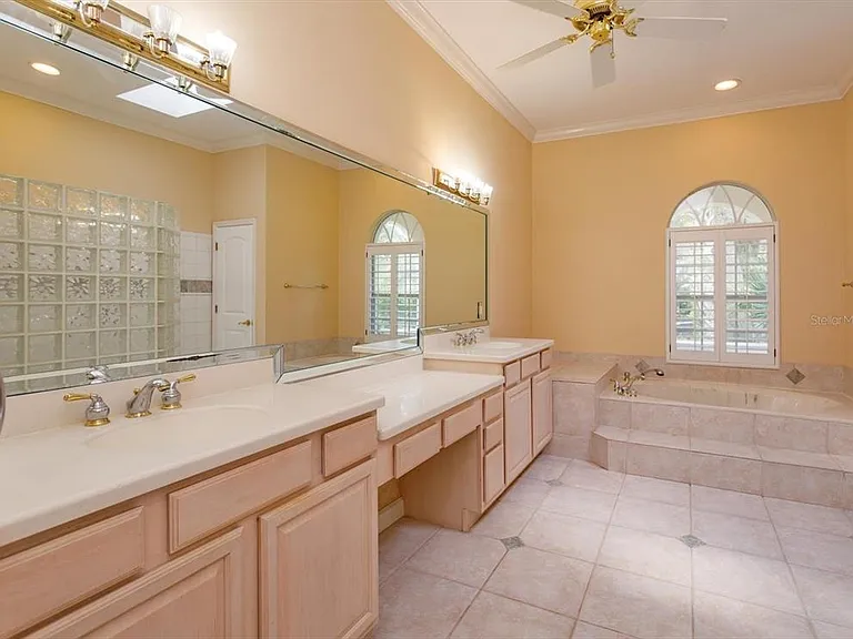 208 Heatherwood Ct — Photo 15