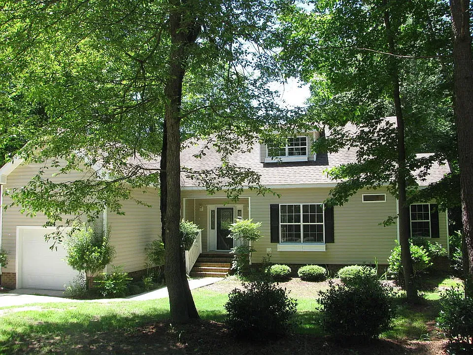 824 Greenbriar Dr