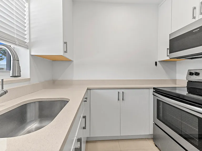 2755 NE 28th Ave #F1 — Photo 9
