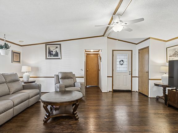 3rd image of 818 Oakbrook Dr