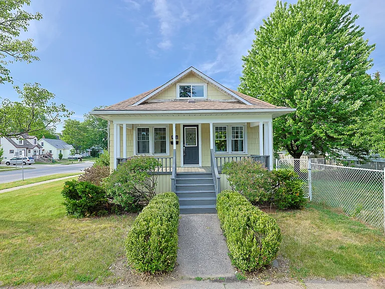 452 Nelson St — Photo 3