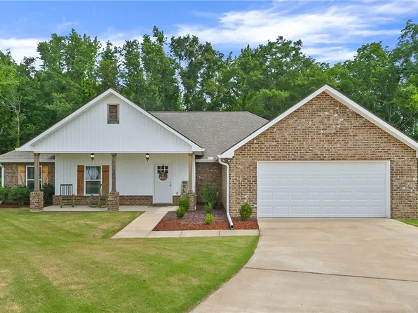 140 Poole Dr, Moundville, AL 35474