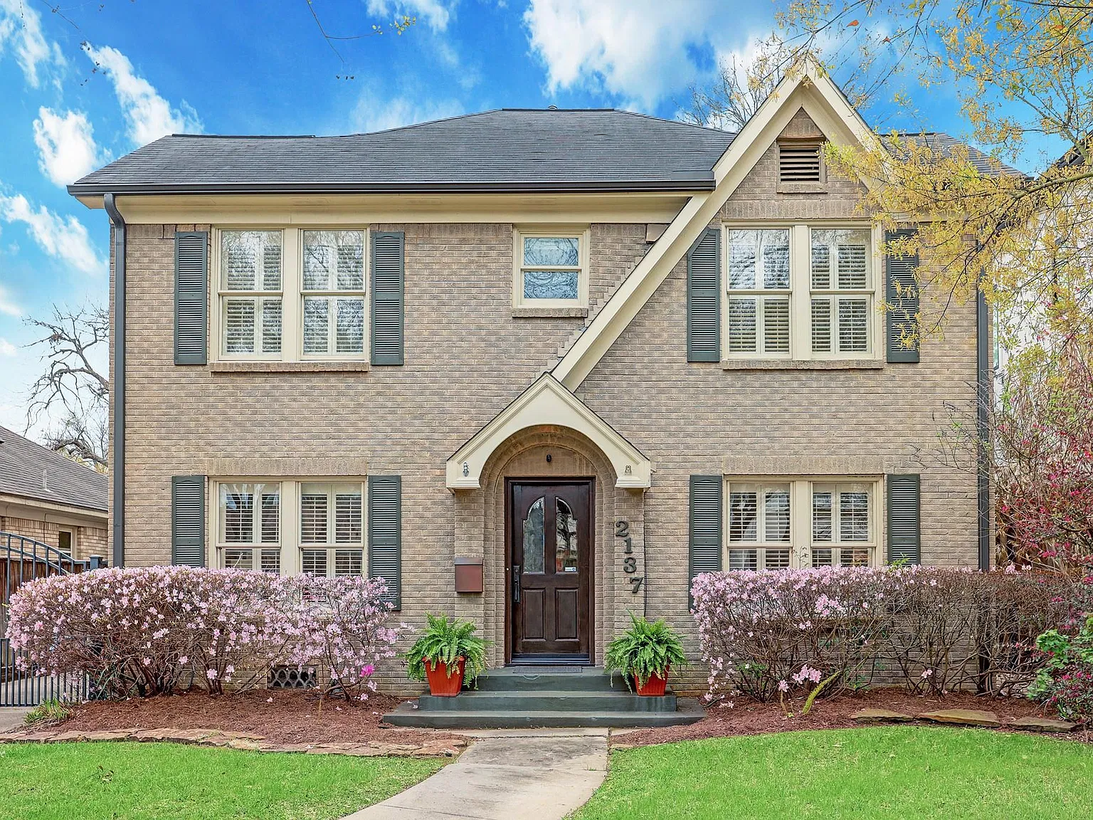 3 bed, 2.5 bath, 2432 sqft, $4,500 — Photo 3
