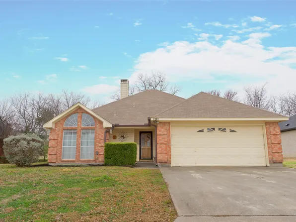 1111 Oxford Dr, Gainesville, TX 76240