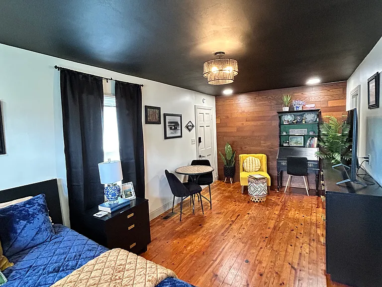 1209 Redwood Ave — Photo 2
