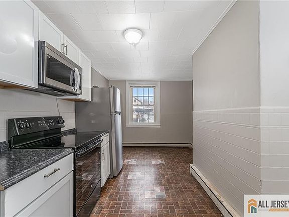 3rd image of 20 Willow Ave